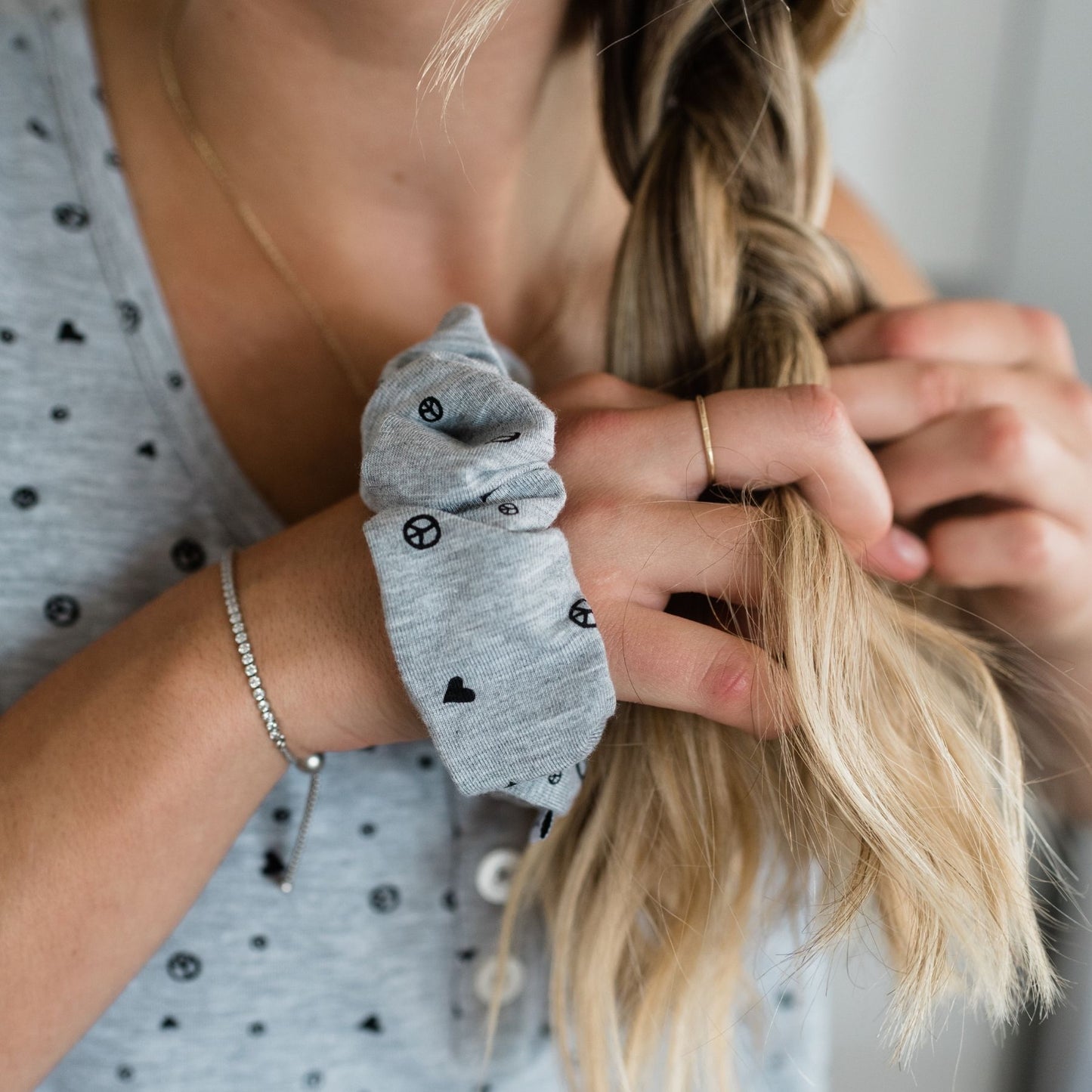 Daisy Scrunchie | Allover Print Light Grey
