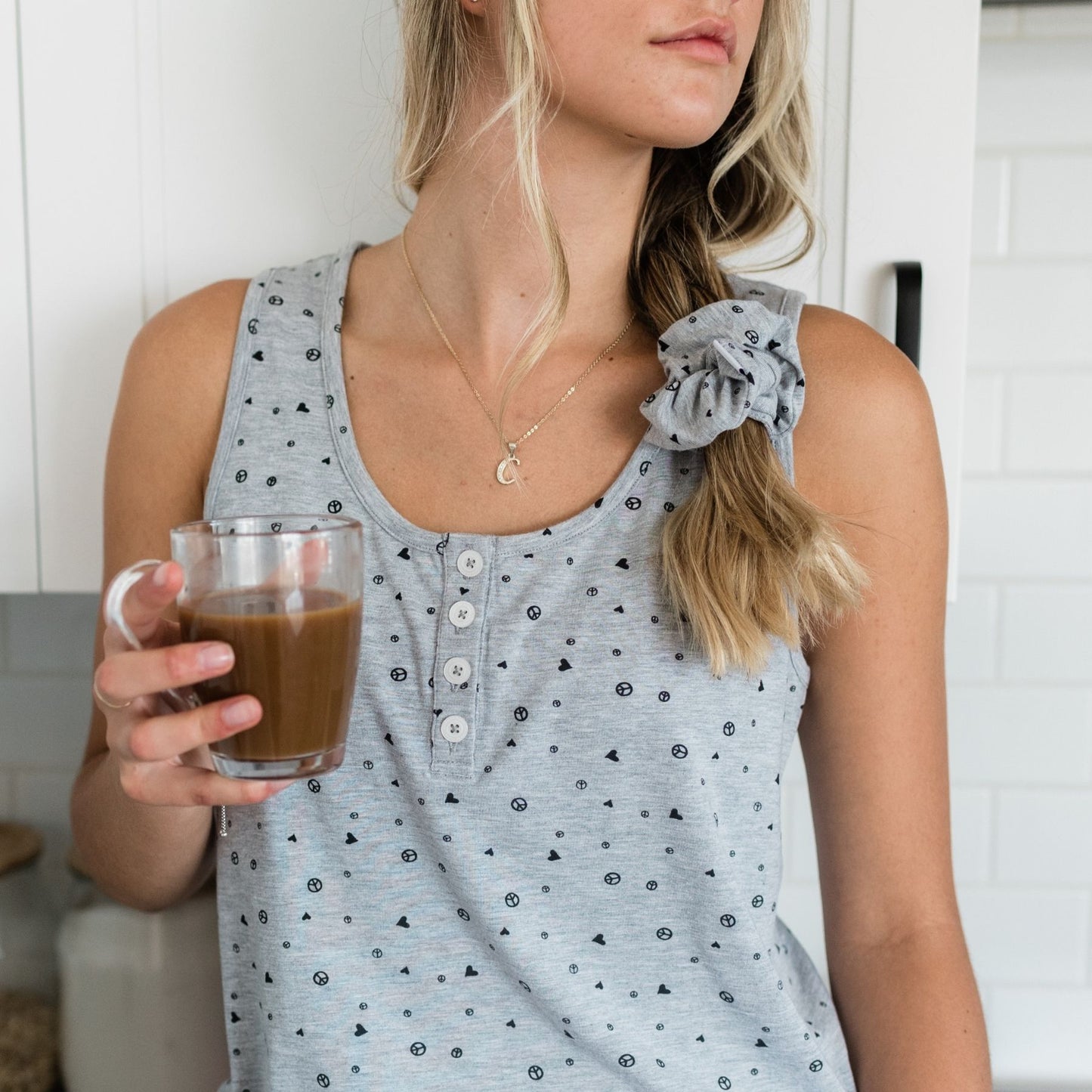 Daisy Scrunchie | Allover Print Light Grey