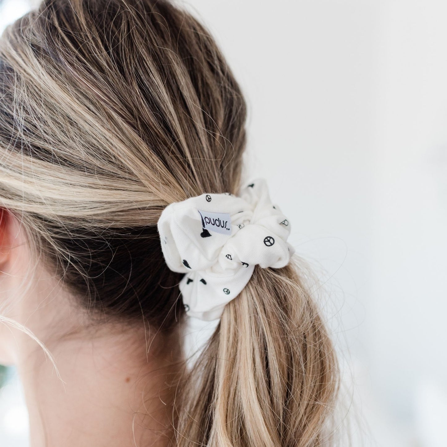 Daisy Scrunchie | Allover Print Ivory