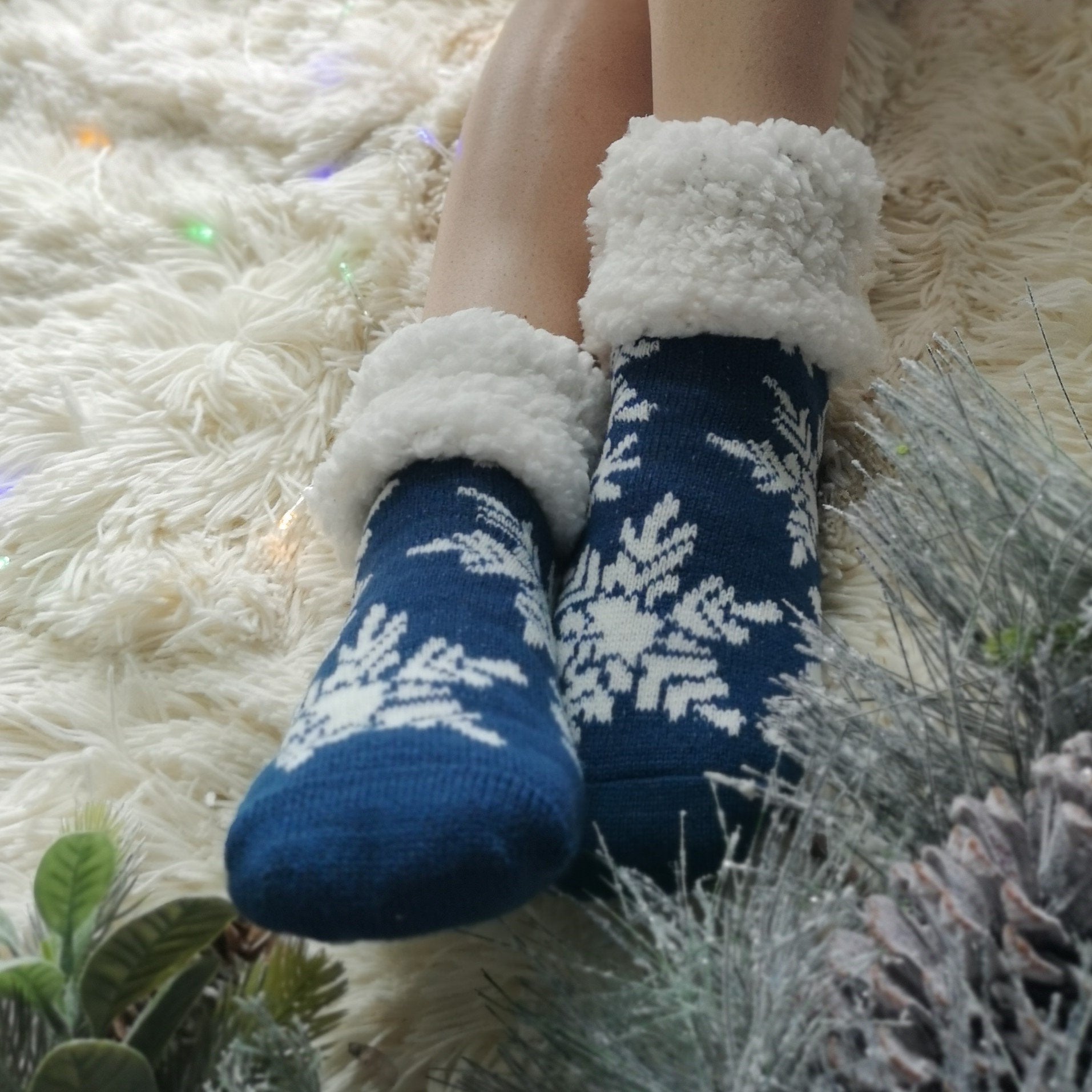 Pudus Cozy Winter Slipper Socks for Women and Men with Non-Slip Grippers and Faux Fur Sherpa Fleece - Adult Regular Fuzzy Snowflake Oxford - Classic Slipper Sock