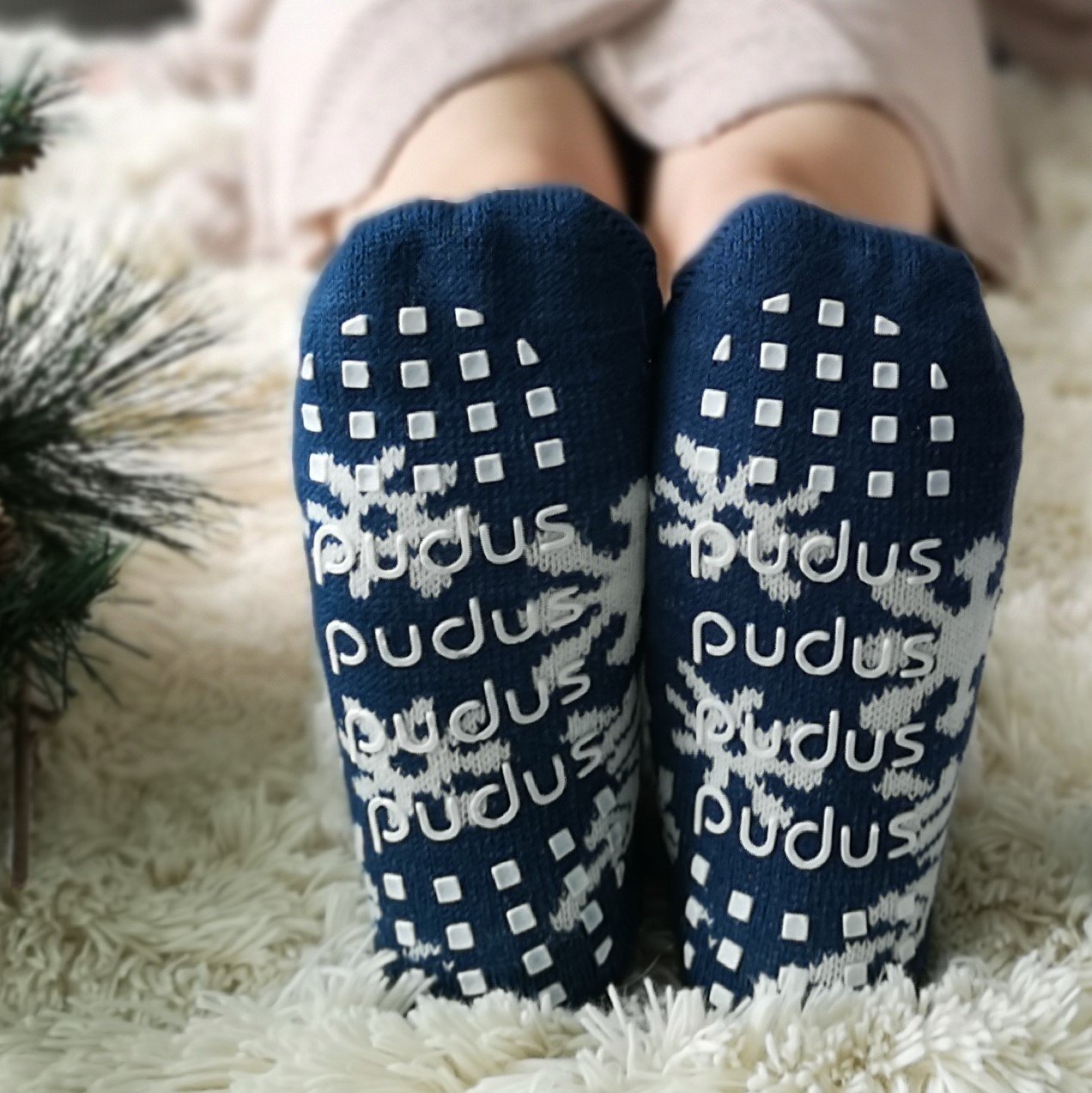 Pudus Cozy Winter Slipper Socks for Women and Men with Non-Slip Grippers and Faux Fur Sherpa Fleece - Adult Regular Fuzzy Snowflake Oxford - Classic Slipper Sock