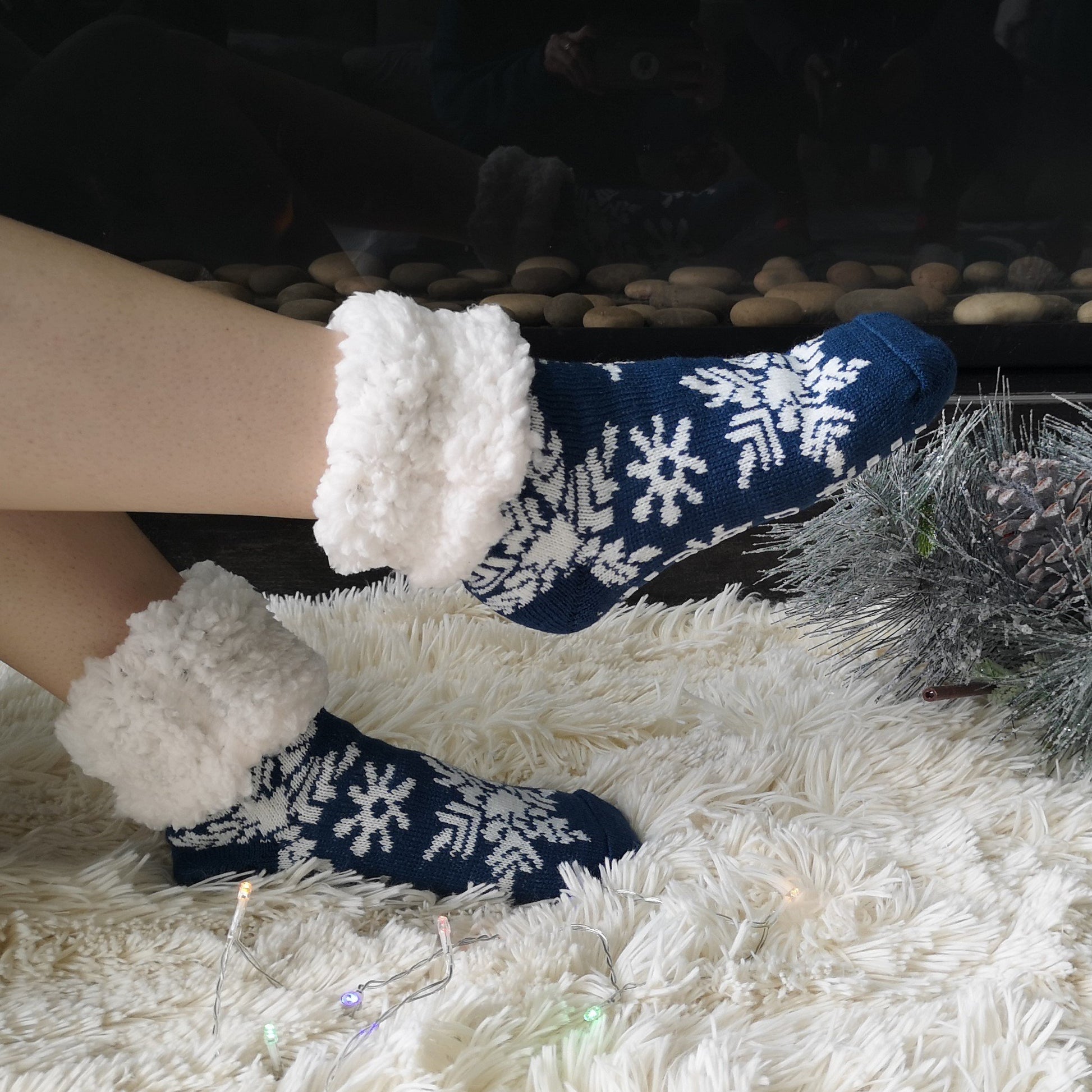 Pudus Cozy Winter Slipper Socks for Women and Men with Non-Slip Grippers and Faux Fur Sherpa Fleece - Adult Regular Fuzzy Snowflake Oxford - Classic Slipper Sock